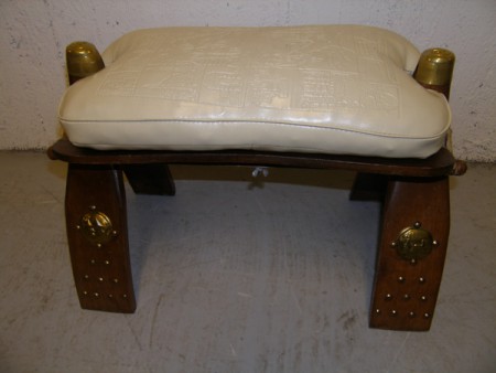 3945 - Sedak orient s kuzi tlacenou  59 x 30 cm , V - 38 cm  1 700 kc